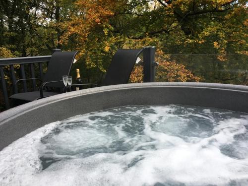 Bethesda House | Relaxing Studio Pod with Hot Tub - Guest Rated 9/10