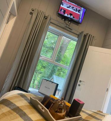Bethesda House | Pet-Friendly Studio Pod with Hot Tub & 9/10 Guest Rating