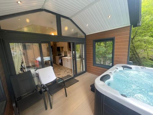 Bethesda House | Riverside Family Pod with Hot Tub - 10/10 Guest Rated
