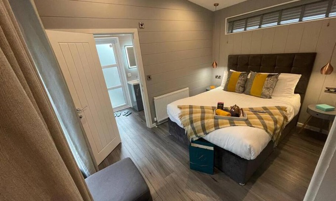 Bethesda House | Cozy Studio Pod Retreat with Private Hot Tub