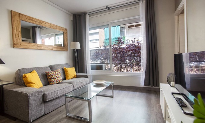 El Poble-sec Apartment | Discover P9MDR305: Modern Apartment with Spa & Breakfast
