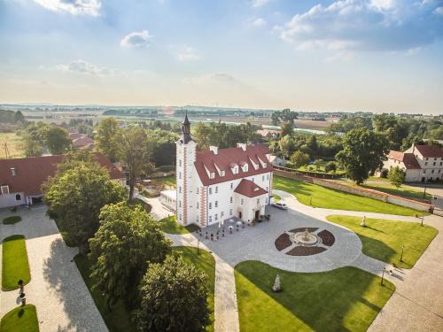 Zgorzelec Hotel | Discover Pałac Łagów: 9/10 Rated, Family & Pet Friendly