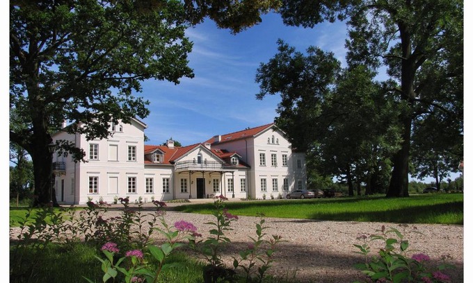 Lochow Resort | Experience Comfort at Pałac Łochów with Pool & Hot Tub
