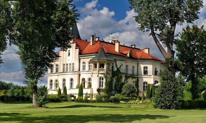 Prusice Bed & Breakfast | Experience Comfort at Pałac Brzeźno Spa & Golf Retreat