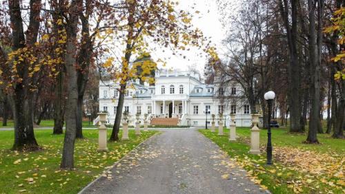 Wola Chojnata Apartment | Discover Pałac Chojnata: Pet-Friendly Oceanfront Escape