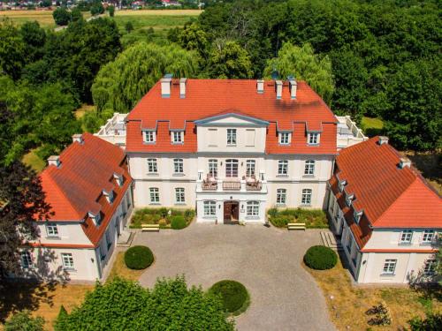 gmina Łeczyce Bed & Breakfast | Discover Pałac Godętowo: Oceanfront Retreat with Unique Amenities