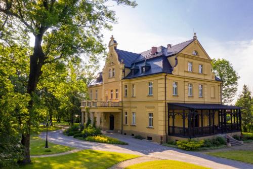 Marcinowice Apartment | Explore Pałac Gruszów: 4-Star Stay with Eco-Friendly Perks