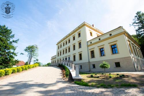 Lubiechowa Bed & Breakfast | Discover Pałac Lubiechowa: Spa Retreat in Jelenia Góra