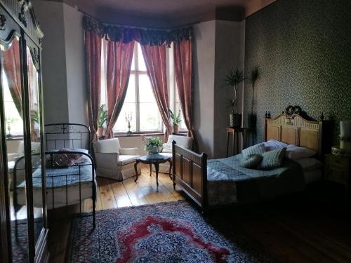 gmina Karnice Apartment | Discover Pałac Paprotno: Dog-Friendly Stay with Hot Tub
