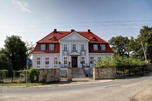 gmina Jerzmanowa Bed & Breakfast | Discover Pałac w Bądzowie: Oceanfront Retreat Awaits