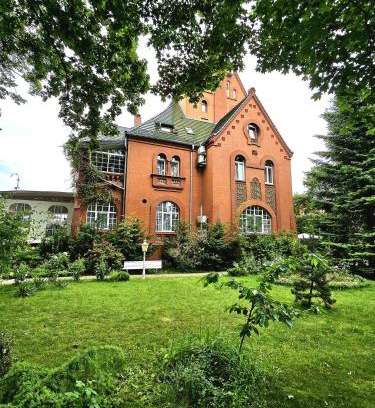 Chojnow House | Elegant Stay at Pałacyk Chojnów: Pet-Friendly Getaway
