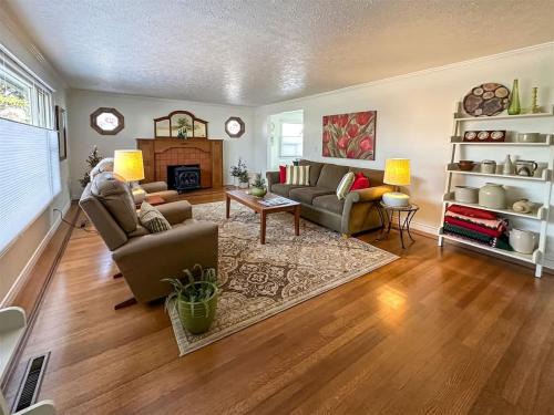 Port Angeles House | Explore Family-Friendly Comfort at Pa The Lincoln Lounge