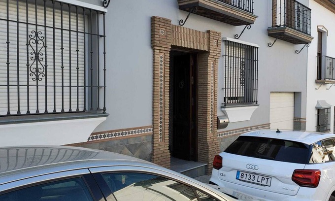 Los Angeles House | Discover Pablo Picasso House: Family-Friendly with Spa