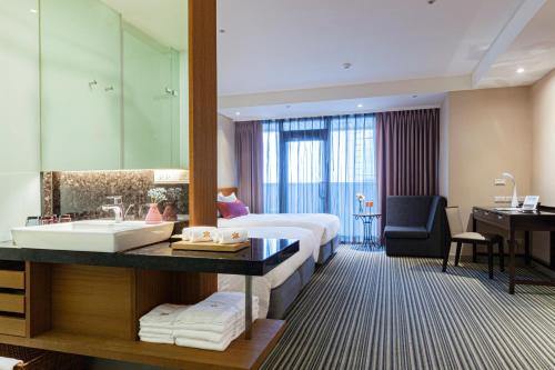 Xinyi Hotel | Discover Comfort at Pacific Business Hotel with Family Amenities