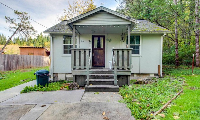 Cascade Locks House | Pet-Friendly Pacific Crest Trail House for Family Getaways