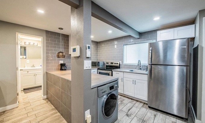 Barelas House | Cozy Pacific Edge D Studio with Spa and Kitchen Amenities