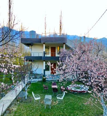 Skardu House | Cozy Pacific Guest House with Oceanfront Views & Pool