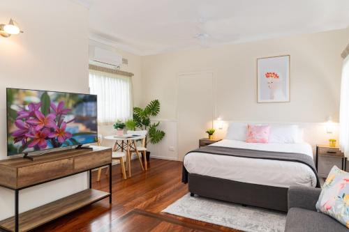 Forster Hotel | Cozy Pacific Motel 03 with Pool & Great Guest Reviews