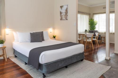 Forster Hotel | Relax at Pacific Motel 05 with Pool and Great Reviews