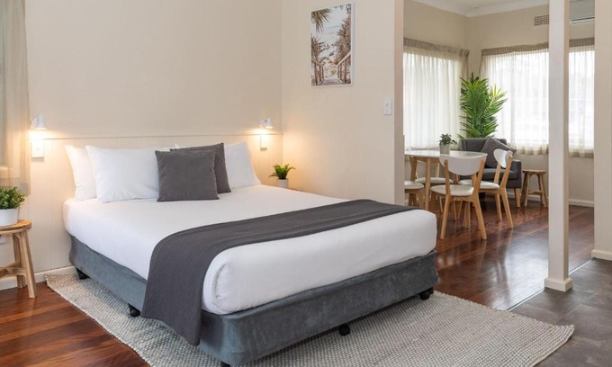 Forster Hotel | Oceanfront Pacific Motel with Pool and Great Reviews