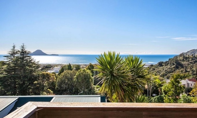 Whakatane House | Pacific Ocean Heights: Breathtaking Views and Spa Retreat