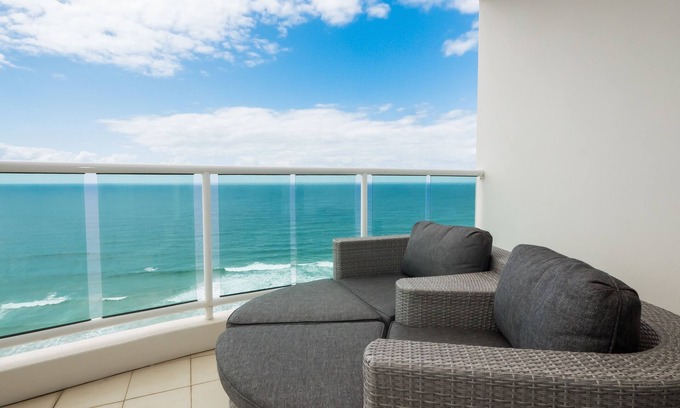 Main Beach Hotel | Relax at Pacific Views Resort: Top-Rated Stay with Spa