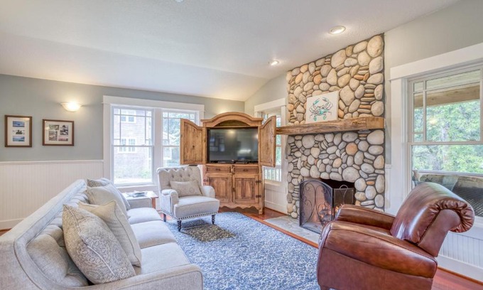 Gearhart House | Pacific Way Cottage - Meredith Lodging