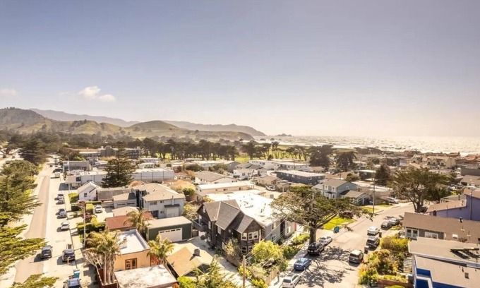 Sharp Park House | Beachside Haven: Pacifica Storybook Beach House Awaits