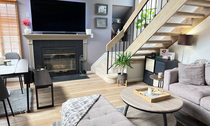 Franconia Condo | Ideal 3-Bedroom Oasis with Pool near Metro DC/Alexandria