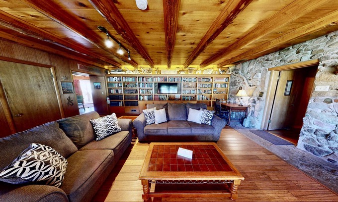 Spanish Valley Cabin | Pack Creek Ranch House: Ideal Retreat with Pool & Spa