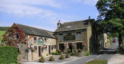 New Mills Hotel | Exceptional Pack Horse Inn: Family-Friendly Dining Awaits