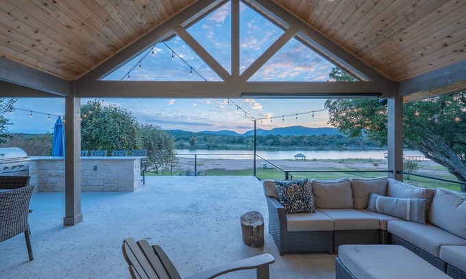 Kingsland House | Packsaddle Paradise: Lakefront Retreat with Beach & Views