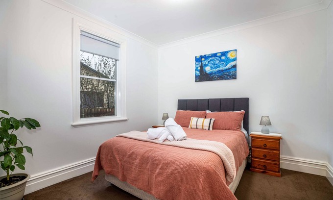 Orange Apartment | Discover Paddington Villa 3: Ideal Retreat with Hot Tub