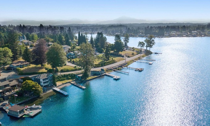 Lake Stevens House | Perfect Retreat with Private Dock & Lake View Amenities