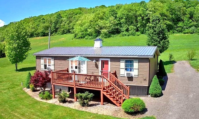 Confluence Cottage | Relaxing Paddlington Bear Cottage: Hot Tub & Water Access!