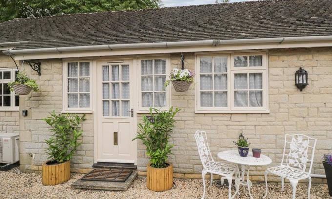 Crudwell House | Cozy Paddock Cottage: Family and Pet Friendly Retreat
