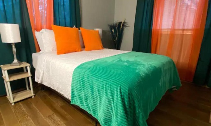 Boulder Hill House | Family-Friendly Stay at Paddock Mardi Gras Hotel