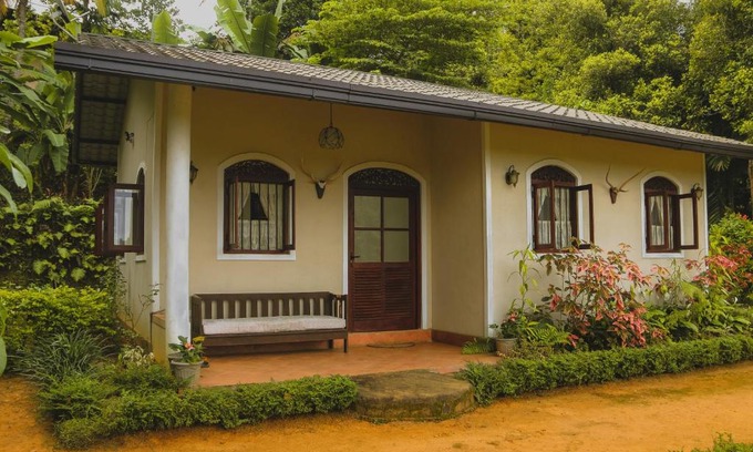 Thumpane Villa | Cozy Paddy View Cottage: Pet & Child Friendly Getaway
