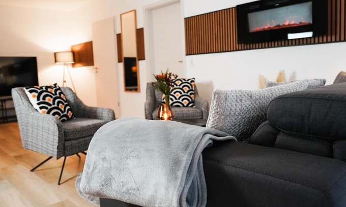 Kernstadt Apartment | Stadtoase Wohnträumerei: Urban Retreat with Cozy Fireplace