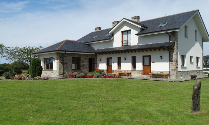 Navia Apartment | Beautiful Paderne's Cross - Chestnut with Oceanfront Views