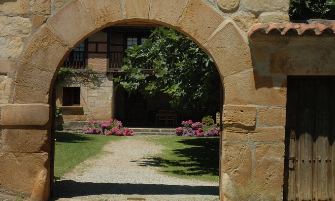 Alfoz de Lloredo Cottage | Padruno 4 Apartments: Oceanfront Getaway with Spa Access