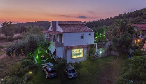 Toroni Apartment | Welcoming Pagona House: Oceanfront Bliss with Breakfast