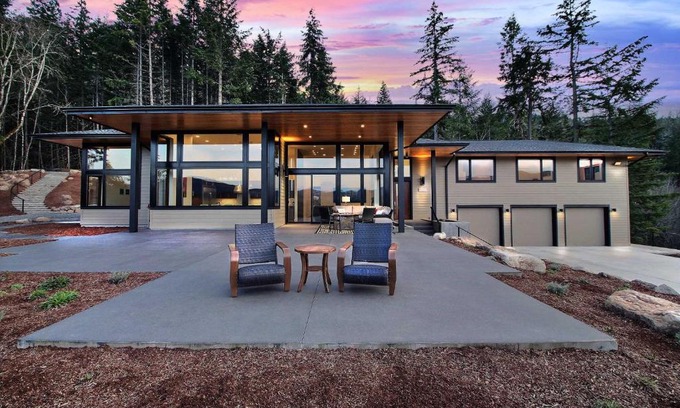 White Salmon House | Discover Pahtos Retreat: Cozy Home with Hot Tub Awaits