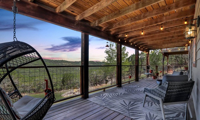 New Braunfels House | Indulge in Romantic Sunsets at Painted Paradise Guest Suite