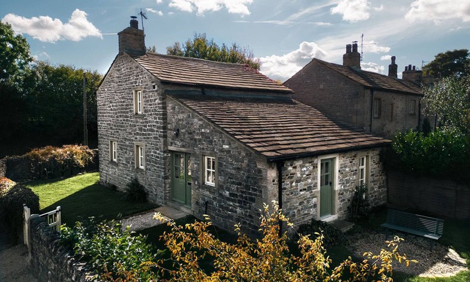Skipton House | Pair of cosy cottages sleeping 9 guests - with access to an award winning wellbeing resort