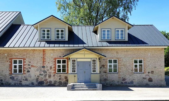 Poltsamaa Parish Hotel | Discover Pajusi Mõisa Külalistemaja: Family-Friendly Retreat