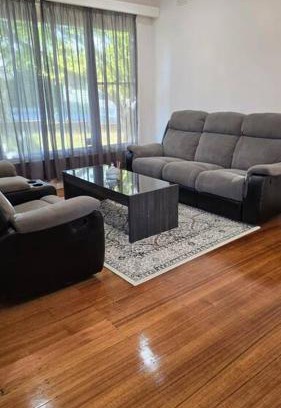 Pakenham Villa | Kid-Friendly Retreat at Pakenham Villa with Great Value