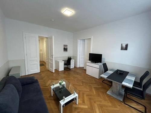 Nibelungen-Viertel Apartment | Family-Friendly Retreat at Paky Appartements 00411