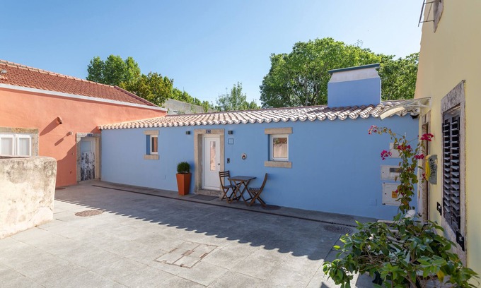 Queluz House | ```html
Welcoming Palace Guest Inn with Family-Friendly Amenities
```