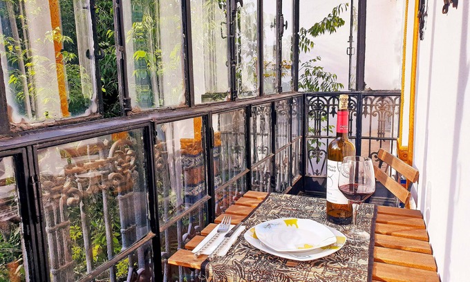 Alameda House | Relax at Palace House Hércules 92: Spa & Family-Friendly